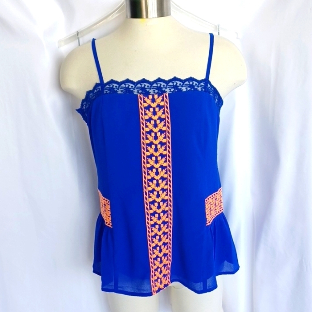 Skies Are Blue embroidered top, Sz S, 17" PTP, 23" L